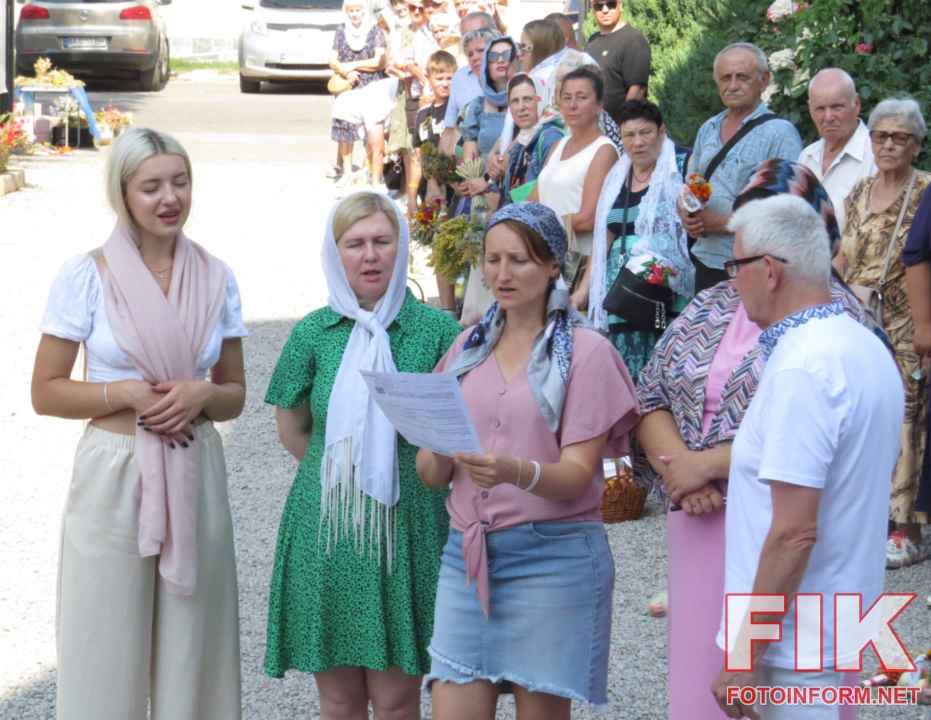 Освячення яблук та винограду священиком ПЦУ на Яблучний Спас у храмі Володимира Великого в Кропивницькому
