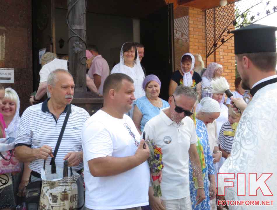Освячення яблук та винограду священиком ПЦУ на Яблучний Спас у храмі Володимира Великого в Кропивницькому