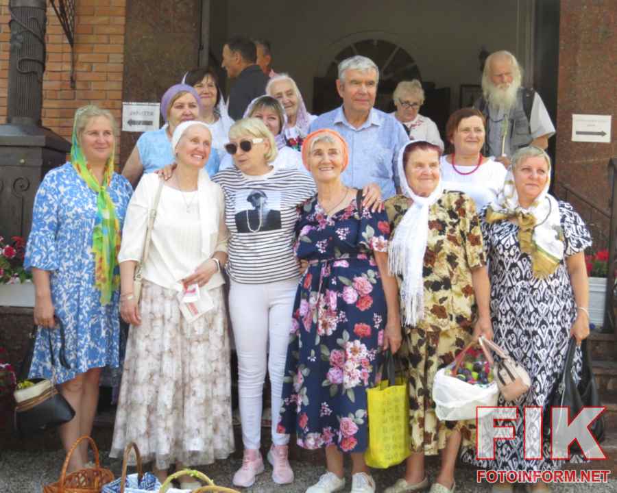 Освячення яблук та винограду священиком ПЦУ на Яблучний Спас у храмі Володимира Великого в Кропивницькому