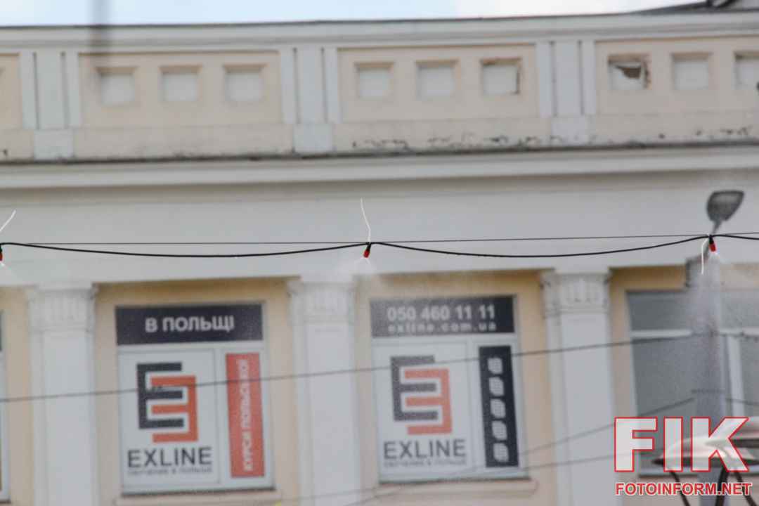 Перехожі та діти охолоджуються під розпилювачем води на площі Героїв Майдану в Кропивницькому