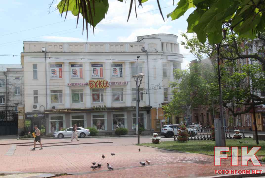 Перехожі та діти охолоджуються під розпилювачем води на площі Героїв Майдану в Кропивницькому