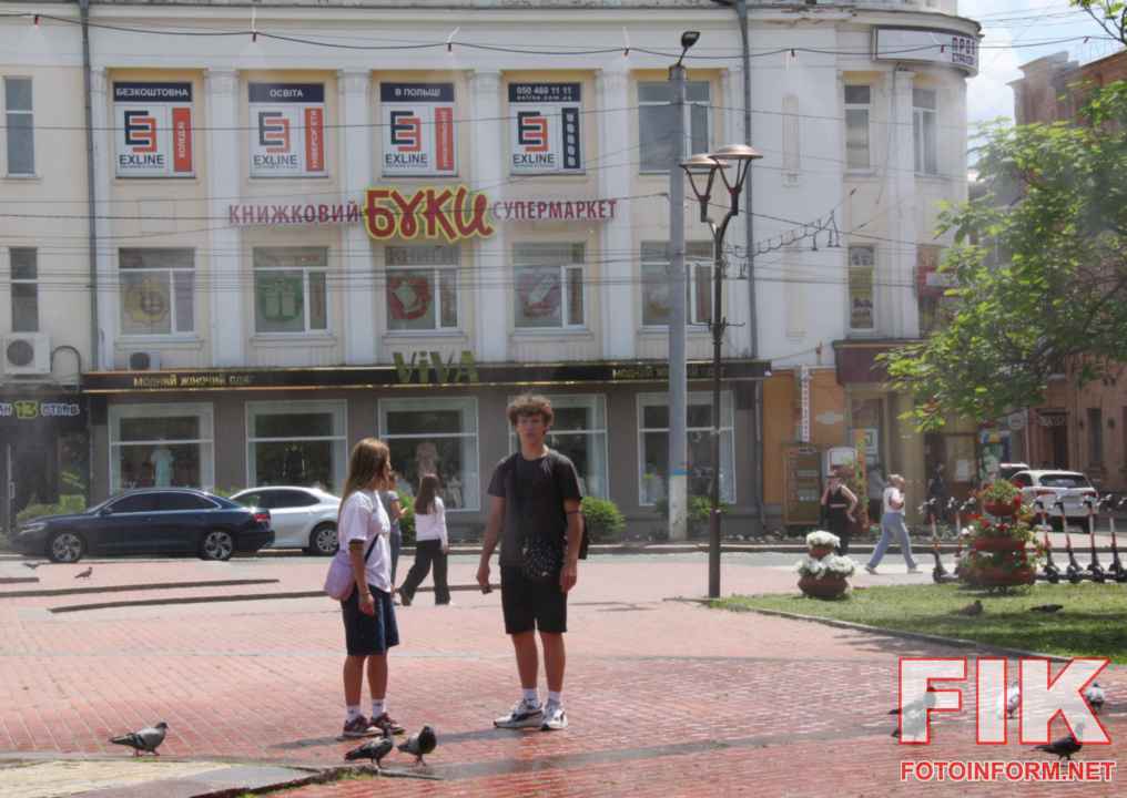Перехожі та діти охолоджуються під розпилювачем води на площі Героїв Майдану в Кропивницькому