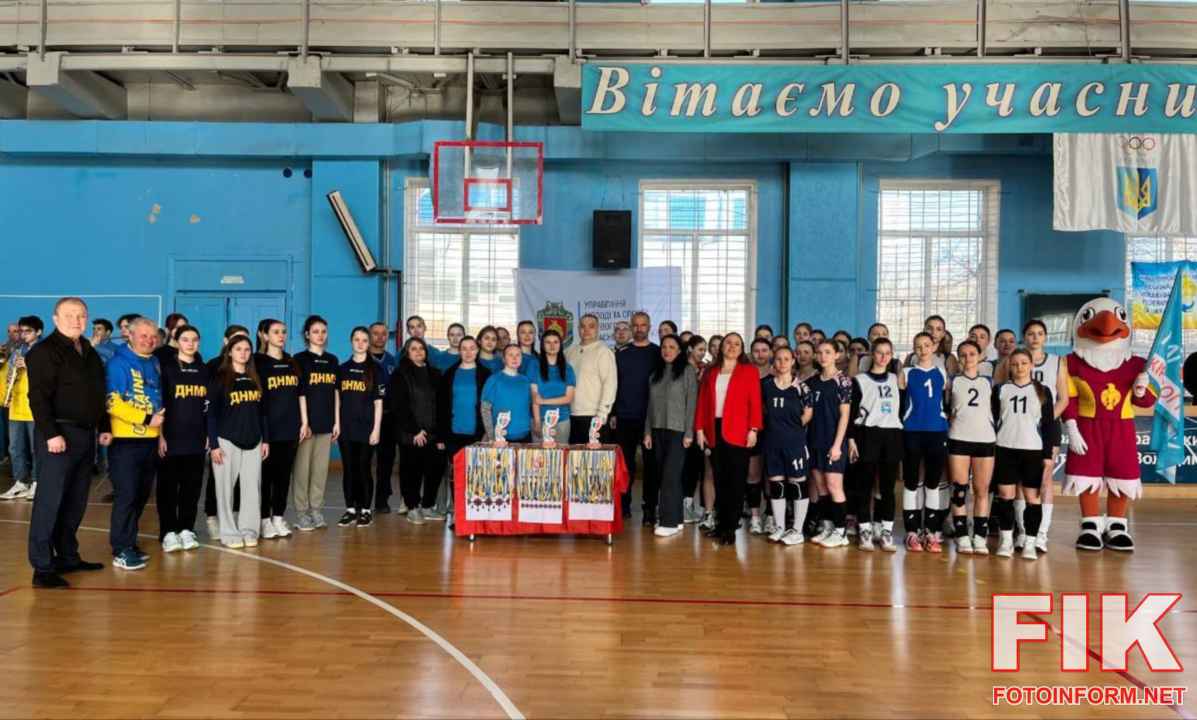 Жіночі волейбольні команди на церемонії нагородження турніру Пліч-о-пліч у Кропивницькому