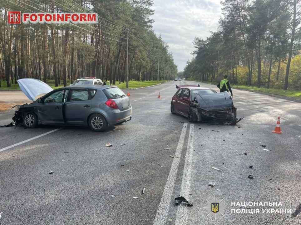 Наслідки ДТП за участю автомобілів Kia та Honda на вулиці Холодноярській у Кропивницькому