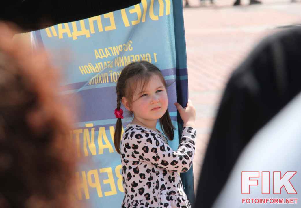 Учасники акції «Об’єднані тишею» на площі Героїв Майдану в Кропивницькому. Автор фото — Ігор Філіпенко.