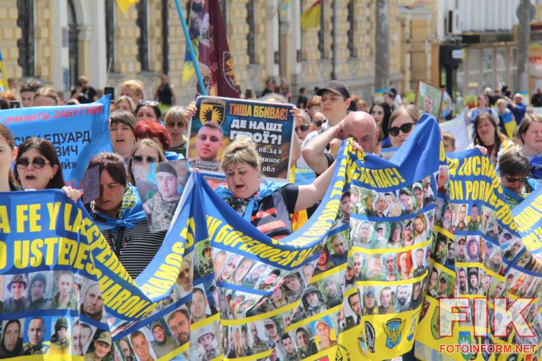 Учасники акції «Об’єднані тишею» на площі Героїв Майдану в Кропивницькому. Автор фото — Ігор Філіпенко.
