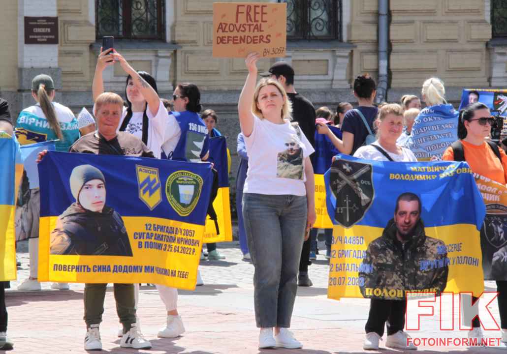 Учасники акції «Об’єднані тишею» на площі Героїв Майдану в Кропивницькому. Автор фото — Ігор Філіпенко.