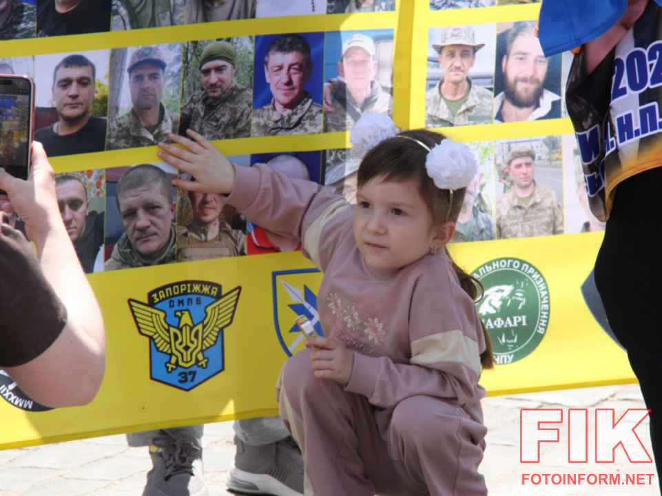 Учасники акції «Об’єднані тишею» на площі Героїв Майдану в Кропивницькому. Автор фото — Ігор Філіпенко.