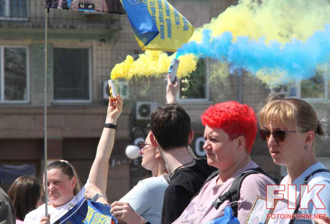 Учасники акції «Об’єднані тишею» на площі Героїв Майдану в Кропивницькому. Автор фото — Ігор Філіпенко.
