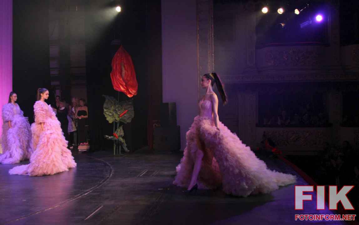 Flowers Fashion Show у Кропивницькому: моделі в образах із живими квітами на сцені театру ім. Кропивницького.