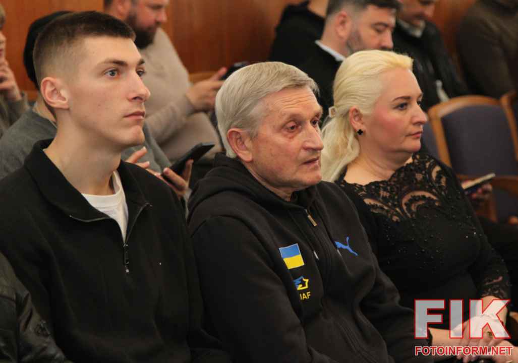 Голова Кіровоградської обласної ради та заступник начальника ОВА вручили нагороди відомим кропивничанам Олегу Дорощуку, Геннадію Здітовецькому та Ользі Джеус зі Світловодська.