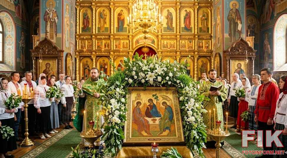 Ікона Святої Трійці в оточенні зелених гілок та квітів у храмі на свято П’ятидесятниці