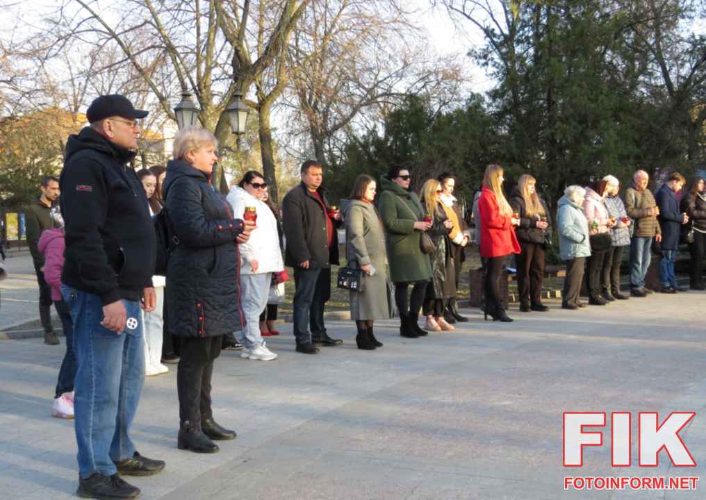 Жителі Кропивницького та маріупольці на вшануванні роковин трагедії 16 березня