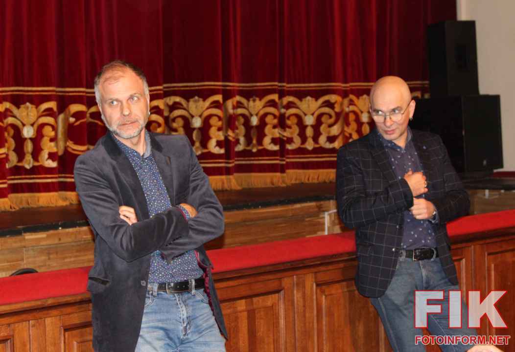 Армен Калоян та Антон Меженін на брифінгу в Театрі Корифеїв у Кропивницькому щодо прем'єри оперети «Летюча миша»