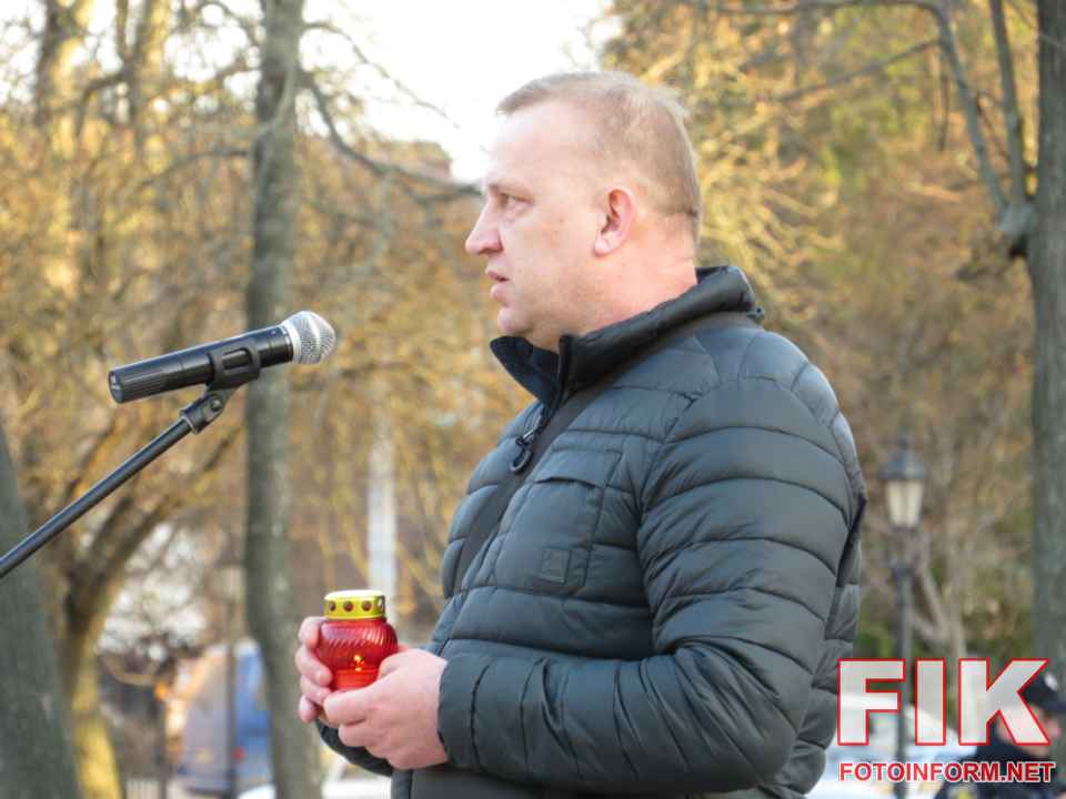 Олексій Чуйко, керівник центру ЯМаріуполь у Кропивницькому, виступає на меморіальній акції.