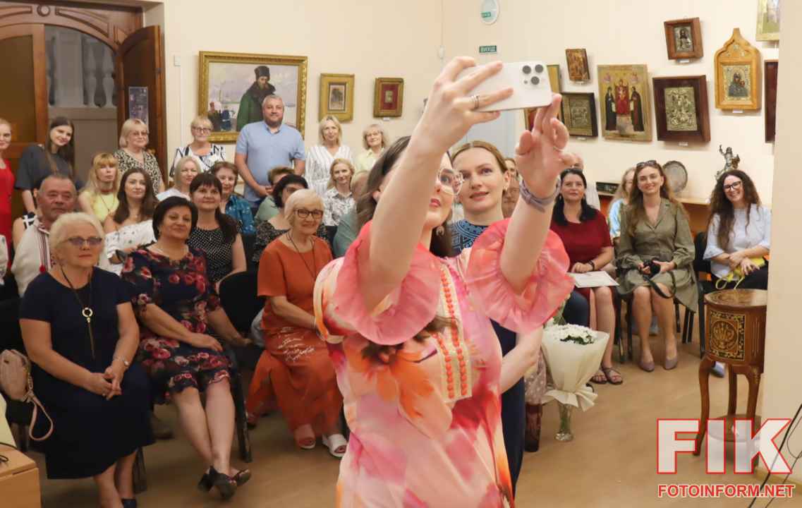 Директорка Музею мистецтв Тетяна Ткаченко під час спільного фото, фото Ігоря Філіпенка