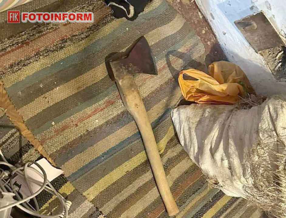Вилучена сокира зі слідами крові на місці злочину в Попельнастівській громаді