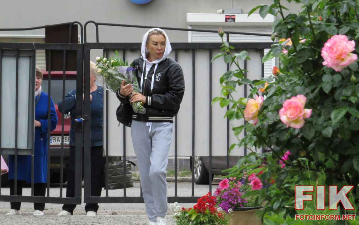 Віряни біля храму Святого Володимира Великого ПЦУ в Кропивницькому, фото Ігоря Філіпенка