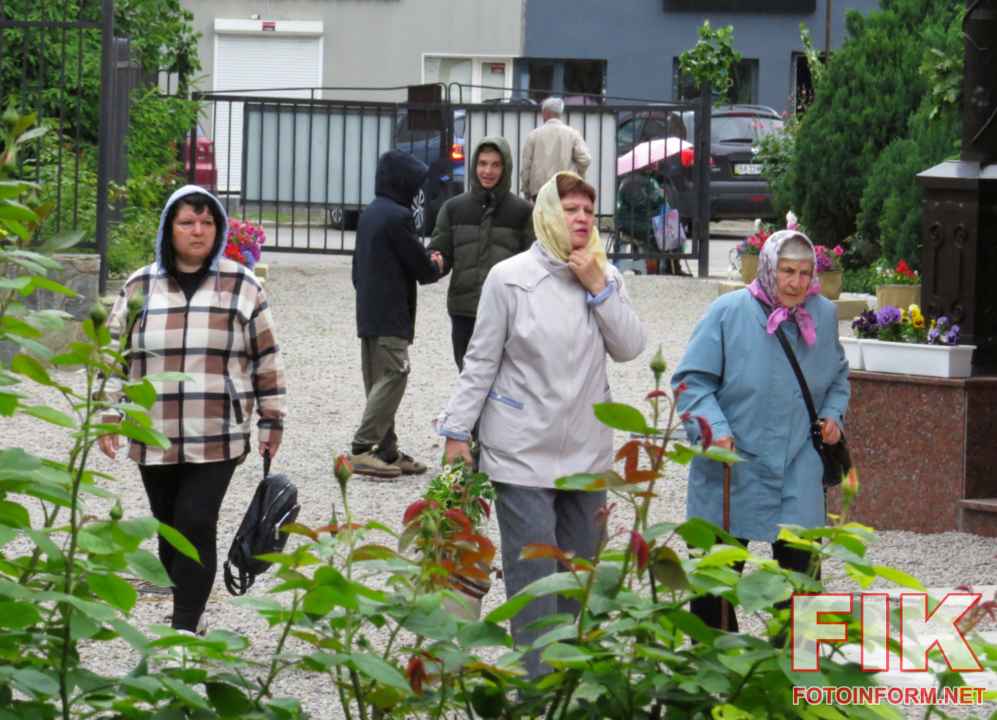 Віряни біля храму Святого Володимира Великого ПЦУ в Кропивницькому, фото Ігоря Філіпенка