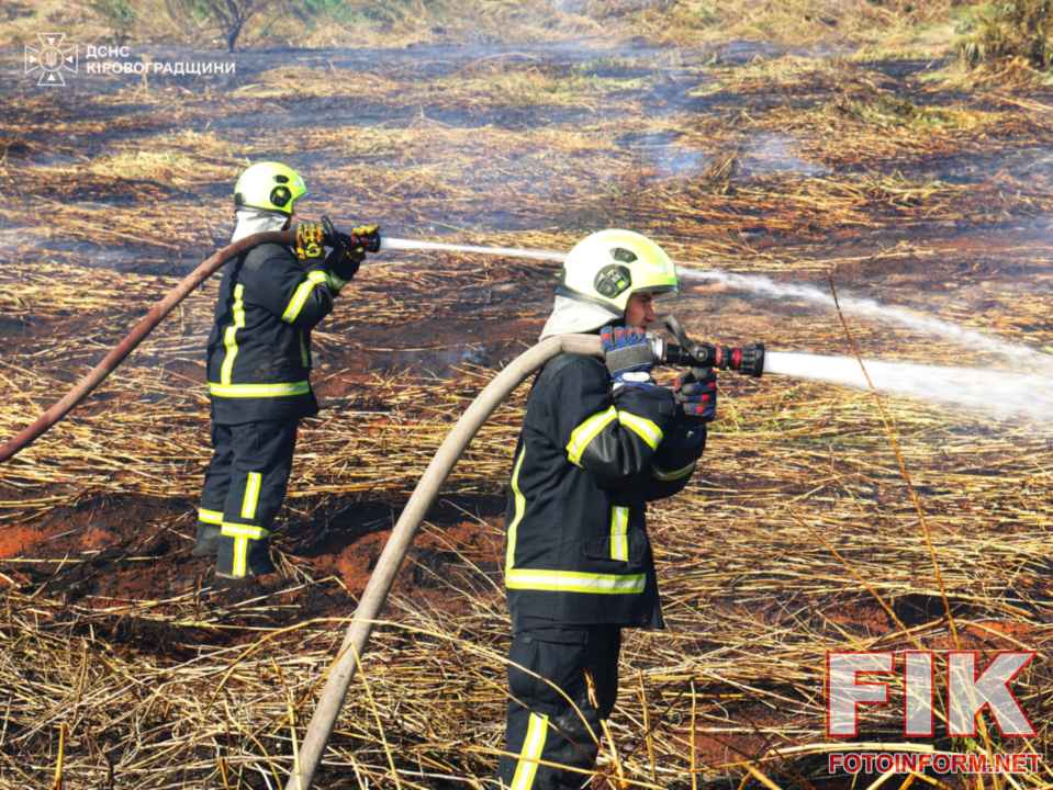 Рятувальники ДСНС ліквідовують тління та заповнюють водою карту відстійника у Кропивницькому районі