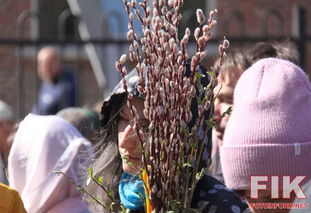 Букет освяченої верби, прикрашений стрічками та весняними квітами, Вербна неділя