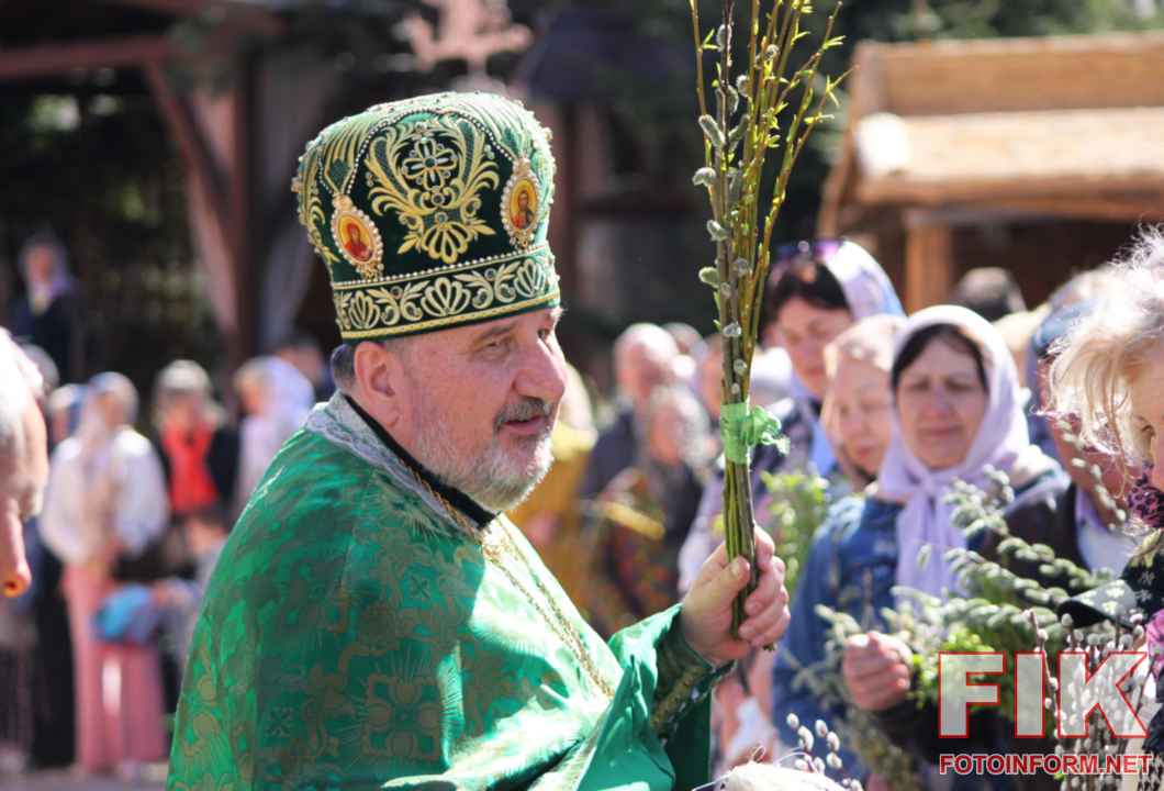 Священник отець Йосип освячує гілки верби у кропивницькому храмі на свято Входу Господнього в Єрусалим