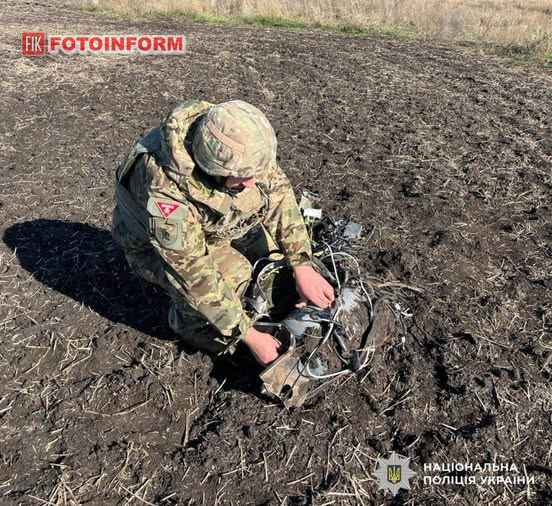 Поліцейські вибухотехніки знищують небезпечні уламки ворожого БпЛА на Кіровоградщині