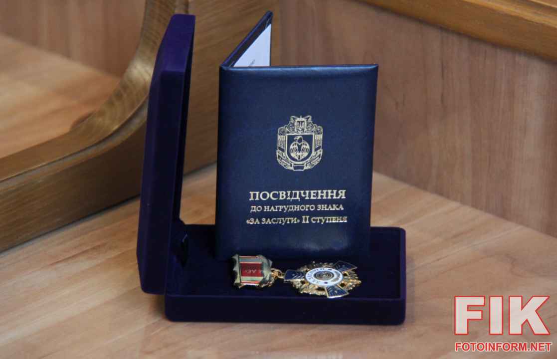 Юрій Дрозд та Андрій Райкович вручають відзнаку «За заслуги» II ступеня головному сержанту ЗСУ Антону Ключнику у Кропивницькому