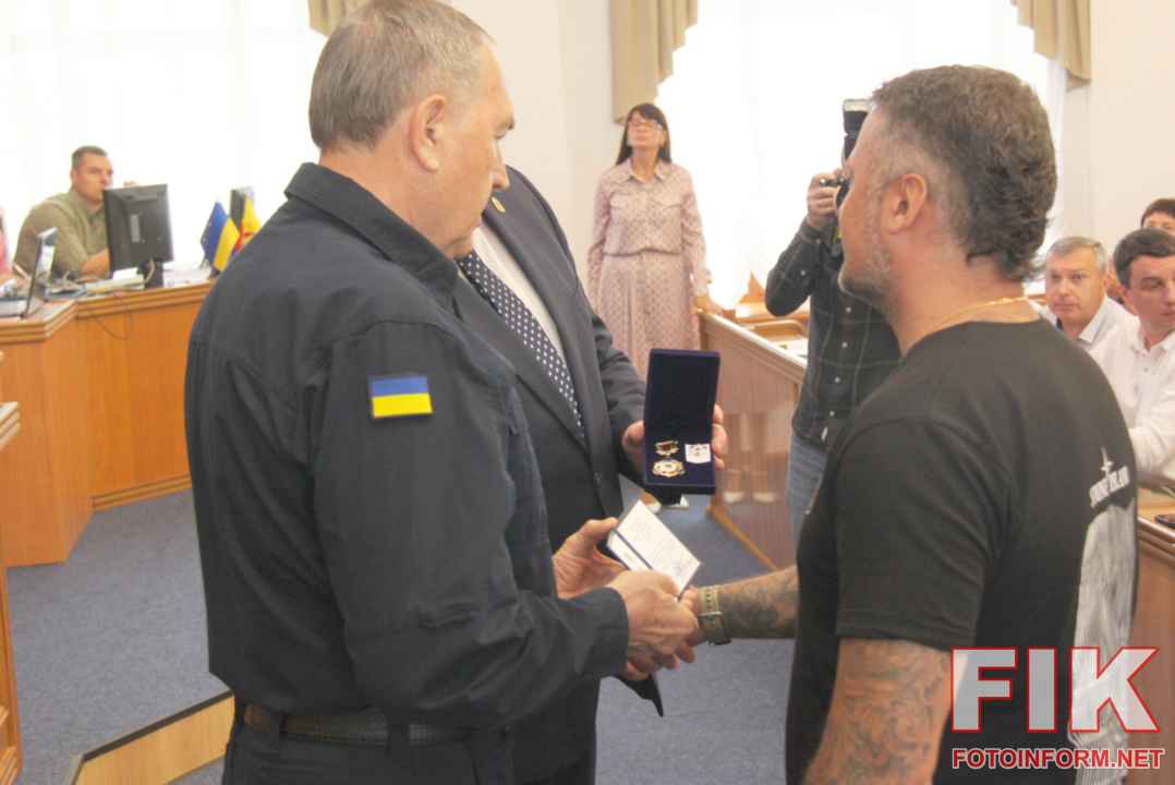 Юрій Дрозд та Андрій Райкович вручають відзнаку «За заслуги» II ступеня головному сержанту ЗСУ Антону Ключнику у Кропивницькому