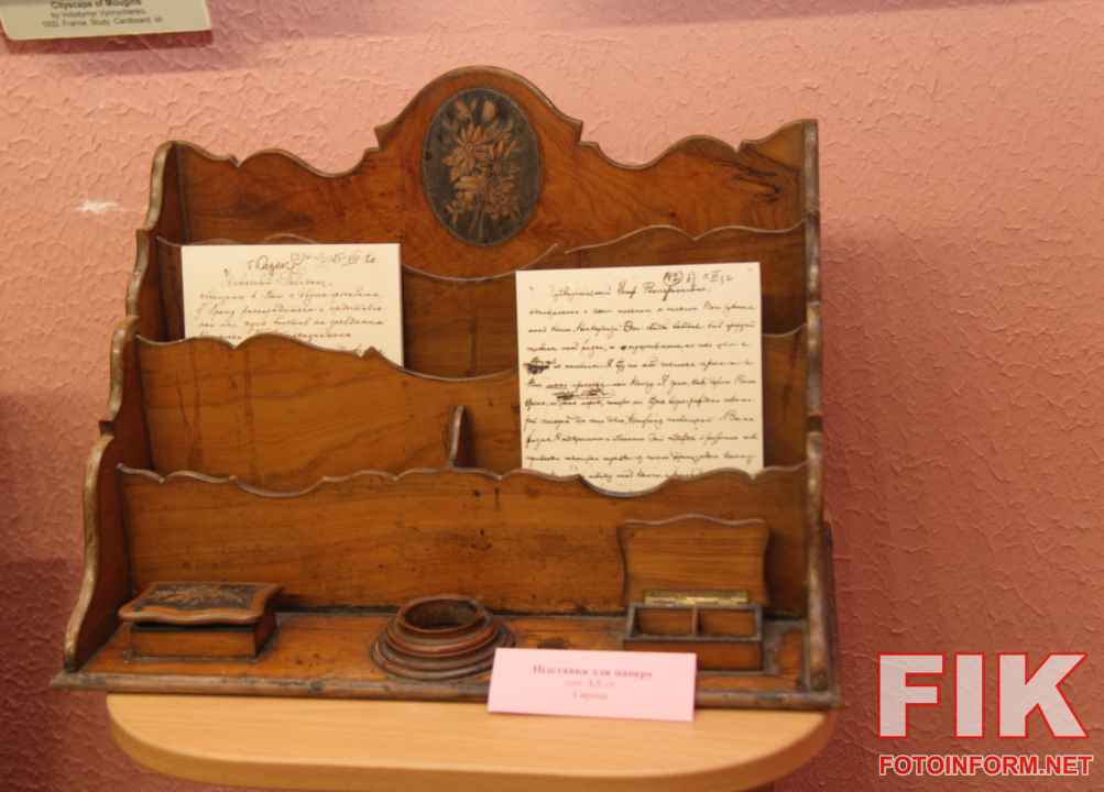 Експозиція виставки картин Володимира Винниченка та історичних документів у Музеї мистецтв міста Кропивницький.