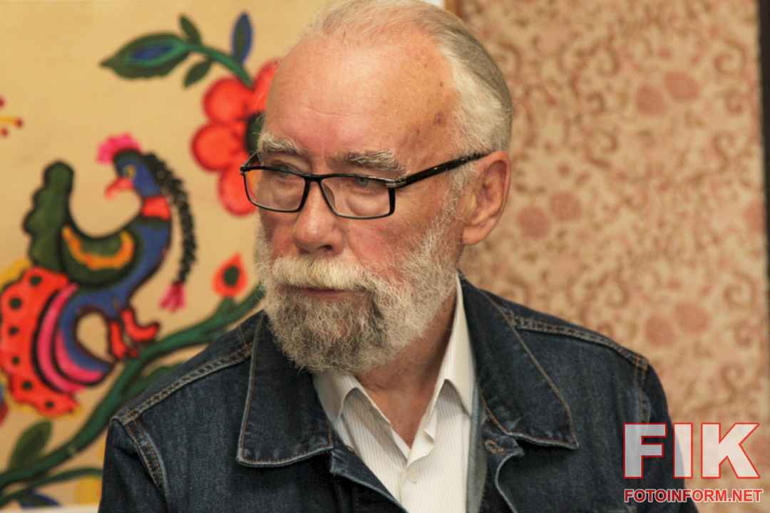 Відкриття художньої виставки Із зібрання родини Вінтенків у музеї Олександра Осмьоркіна в Кропивницькому, експозиція картин та відвідувачі в залі