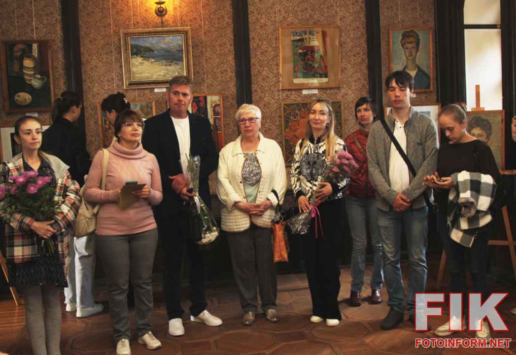 Відкриття художньої виставки Із зібрання родини Вінтенків у музеї Олександра Осмьоркіна в Кропивницькому, експозиція картин та відвідувачі в залі