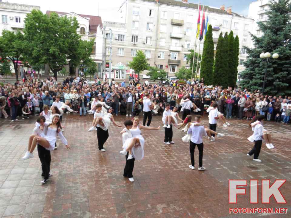 Танцювальний марафон випускників у Кропивницькому, одинадцятикласники під час виконання вальсу