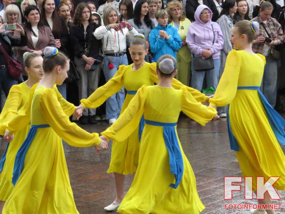 Танцювальний марафон випускників у Кропивницькому, одинадцятикласники під час виконання вальсу