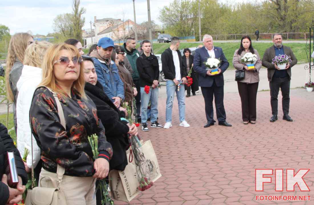 Учасники заходу покладають квіти до пам’ятного знака Хачкар у Кропивницькому під час вшанування жертв Геноциду вірмен.
