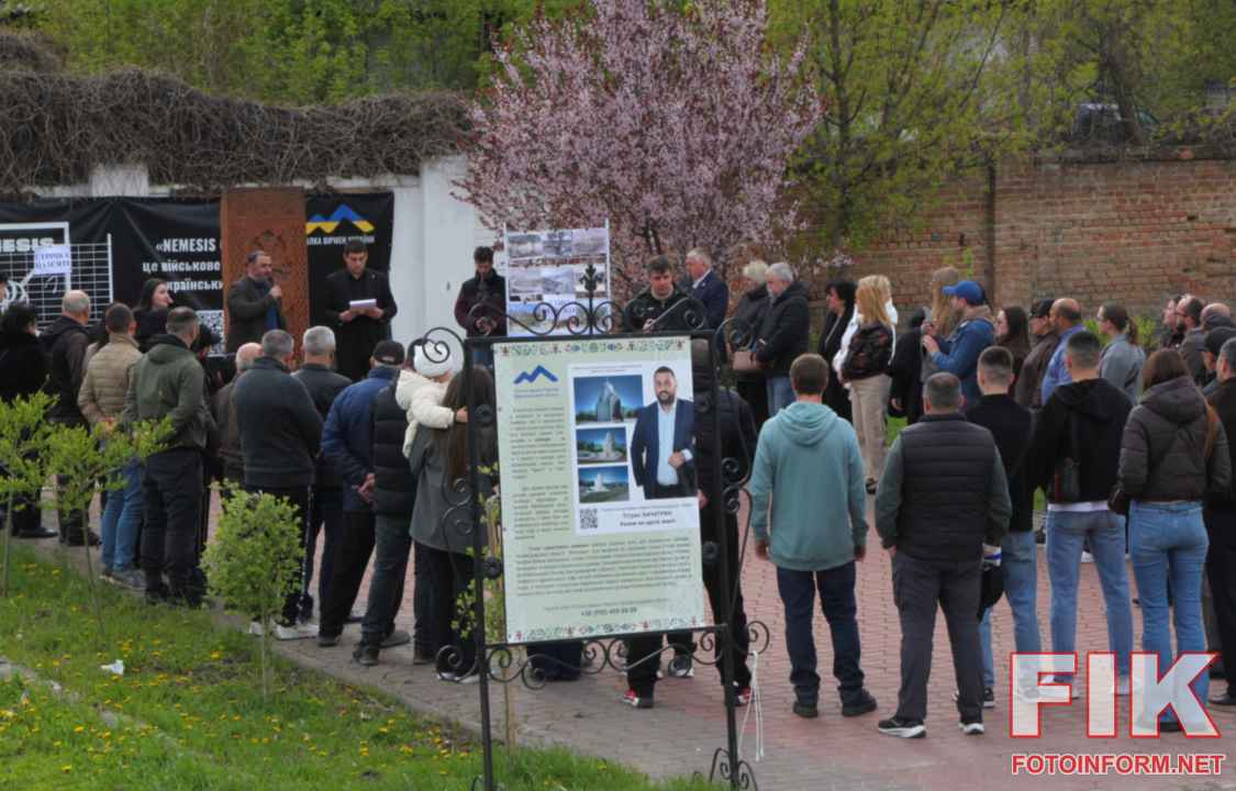 Учасники заходу покладають квіти до пам’ятного знака Хачкар у Кропивницькому під час вшанування жертв Геноциду вірмен.