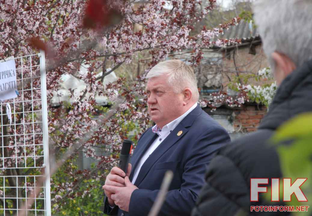 Учасники заходу покладають квіти до пам’ятного знака Хачкар у Кропивницькому під час вшанування жертв Геноциду вірмен.