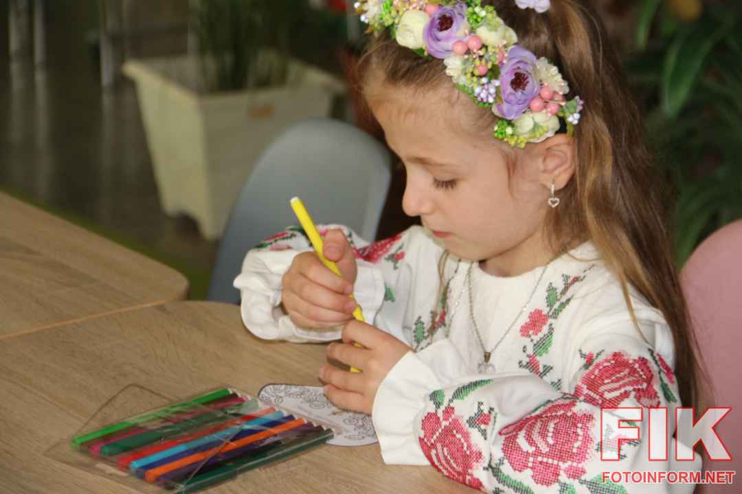 Підлітки та молодь Кропивницького у старовинних українських вишиванках під час заходу в Бібліотеці Чижевського