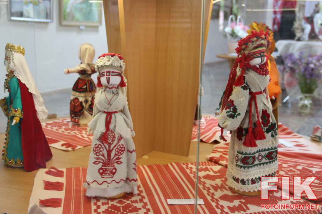 Авторські ляльки-мотанки Світлани Руденко за образами княгинь Ольги та Анни Ярославни