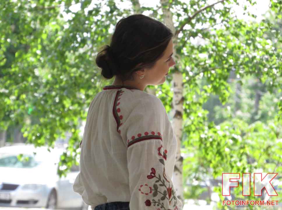 Для загального плану вулиць: Жителі Кропивницького у вишиванках на вулицях міста під час святкування Дня вишиванки