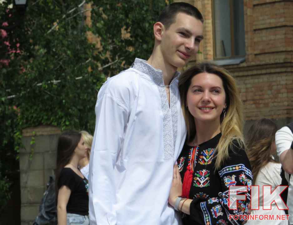 Для загального плану вулиць: Жителі Кропивницького у вишиванках на вулицях міста під час святкування Дня вишиванки