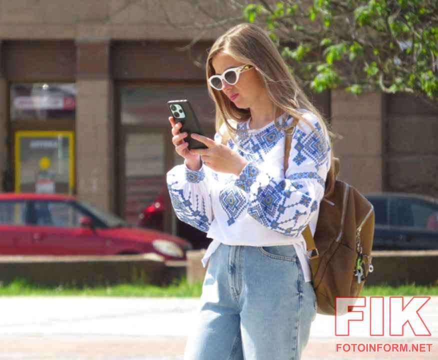 Для загального плану вулиць: Жителі Кропивницького у вишиванках на вулицях міста під час святкування Дня вишиванки