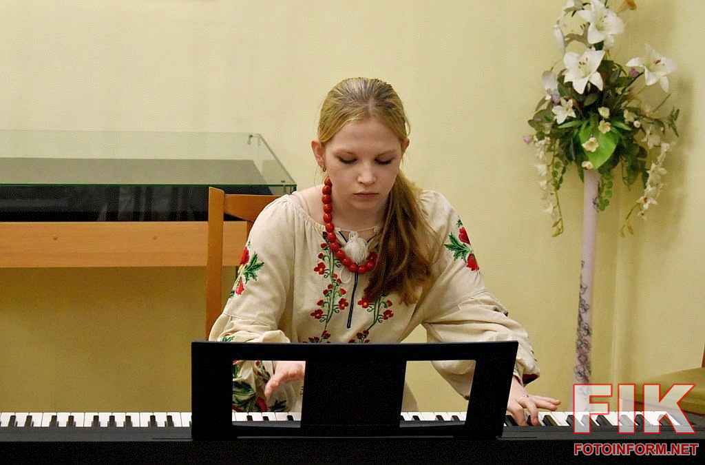 Учні музичної школи імені Мейтуса виступають на відкритті художньої виставки в Музеї мистецтв