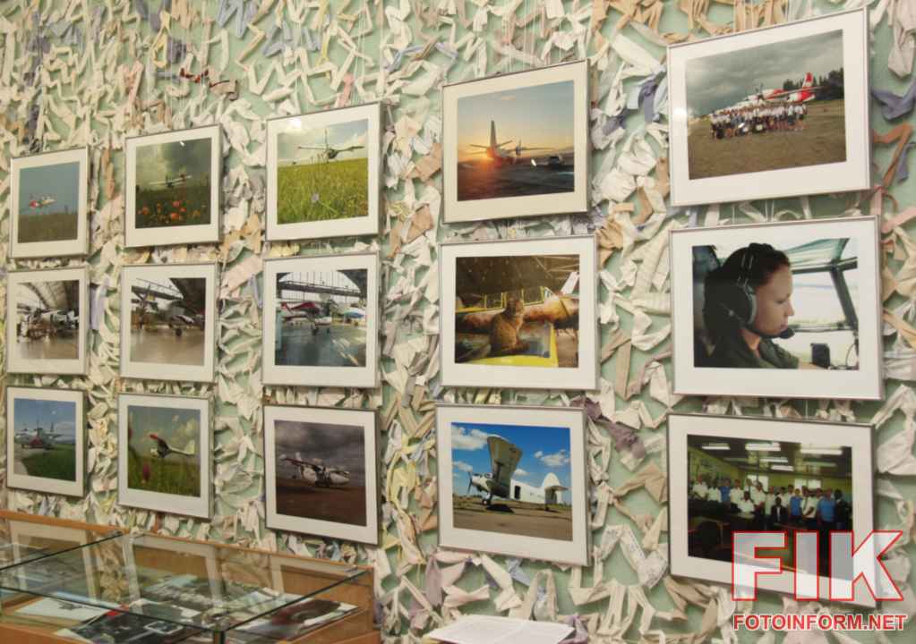 Урочисте відкриття фотовиставки Івана Рихлицького «Авіація: дорога в небо починається з землі» у Залі пам'яті Музею мистецтв міста Кропивницький, фото Ігоря Філіпенка