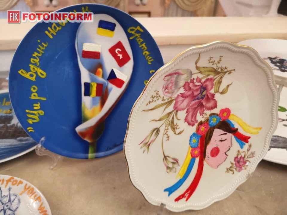 Підмальована вінтажна тарілка роботи художниці Анни Невтири, фото Ігоря Філіпенка