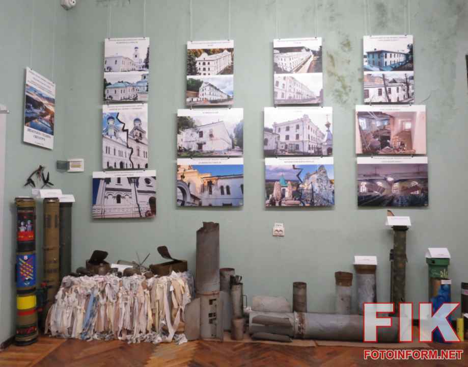 Фрагмент експозиції виставки Історична спадщина минуле і сучасність у Музеї мистецтв із фотографіями Святогірської лаври
