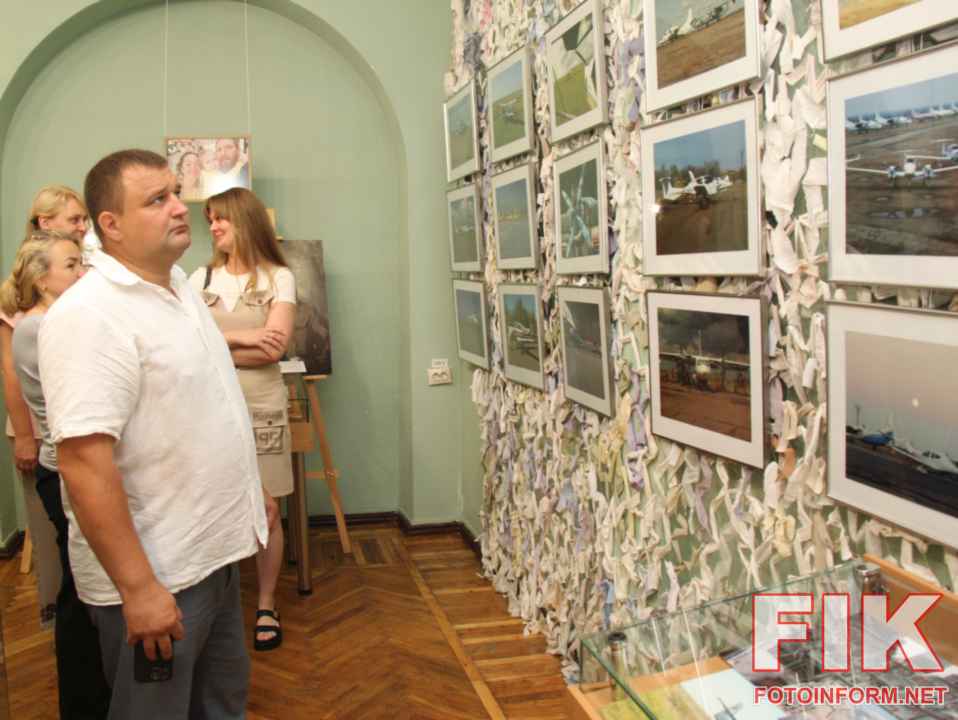 Урочисте відкриття фотовиставки Івана Рихлицького «Авіація: дорога в небо починається з землі» у Залі пам'яті Музею мистецтв міста Кропивницький, фото Ігоря Філіпенка