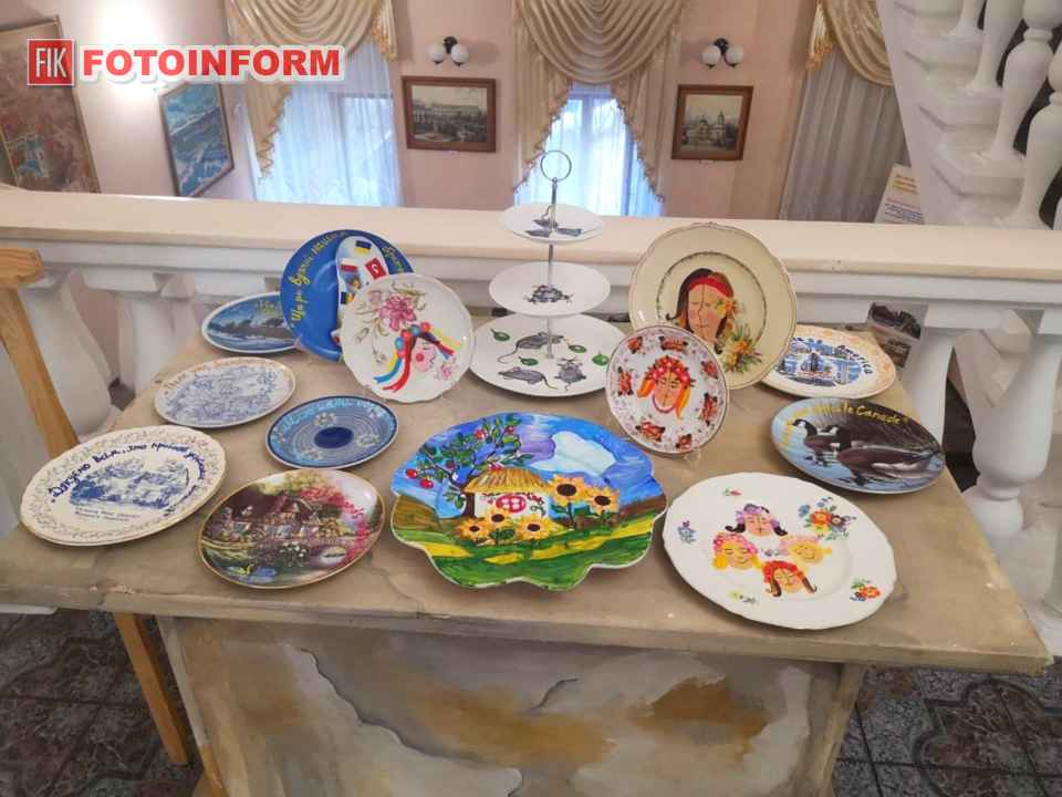 Експонати виставки вінтажної порцеляни Друге дихання в Музеї мистецтв Кропивницького, фото Ігоря Філіпенка