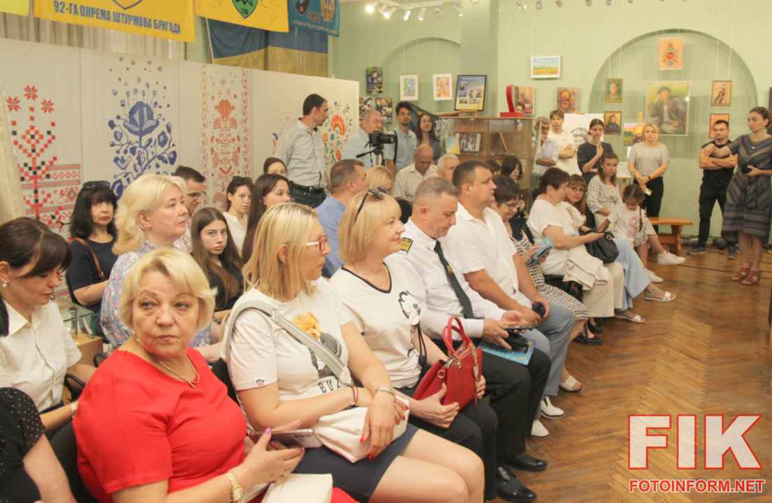 Урочисте відкриття фотовиставки Івана Рихлицького «Авіація: дорога в небо починається з землі» у Залі пам'яті Музею мистецтв міста Кропивницький, фото Ігоря Філіпенка