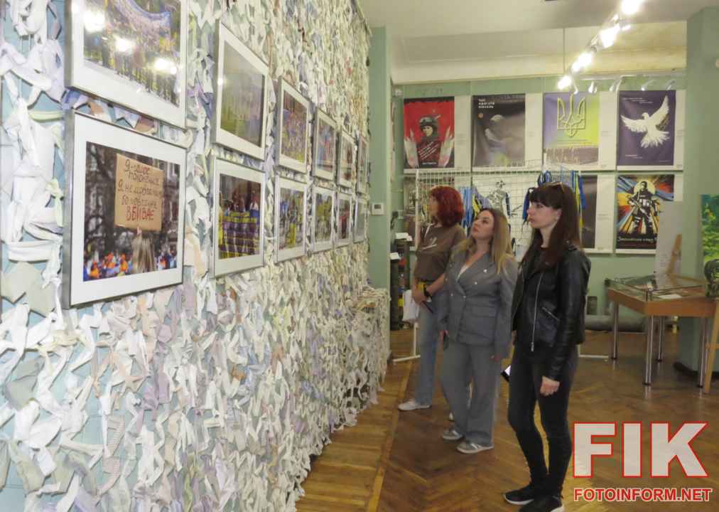 фотовиставки Ігоря Філіпенка «Тисячі облич — один прапор» у Кропивницькому Музеї мистецтв до Дня журналіста